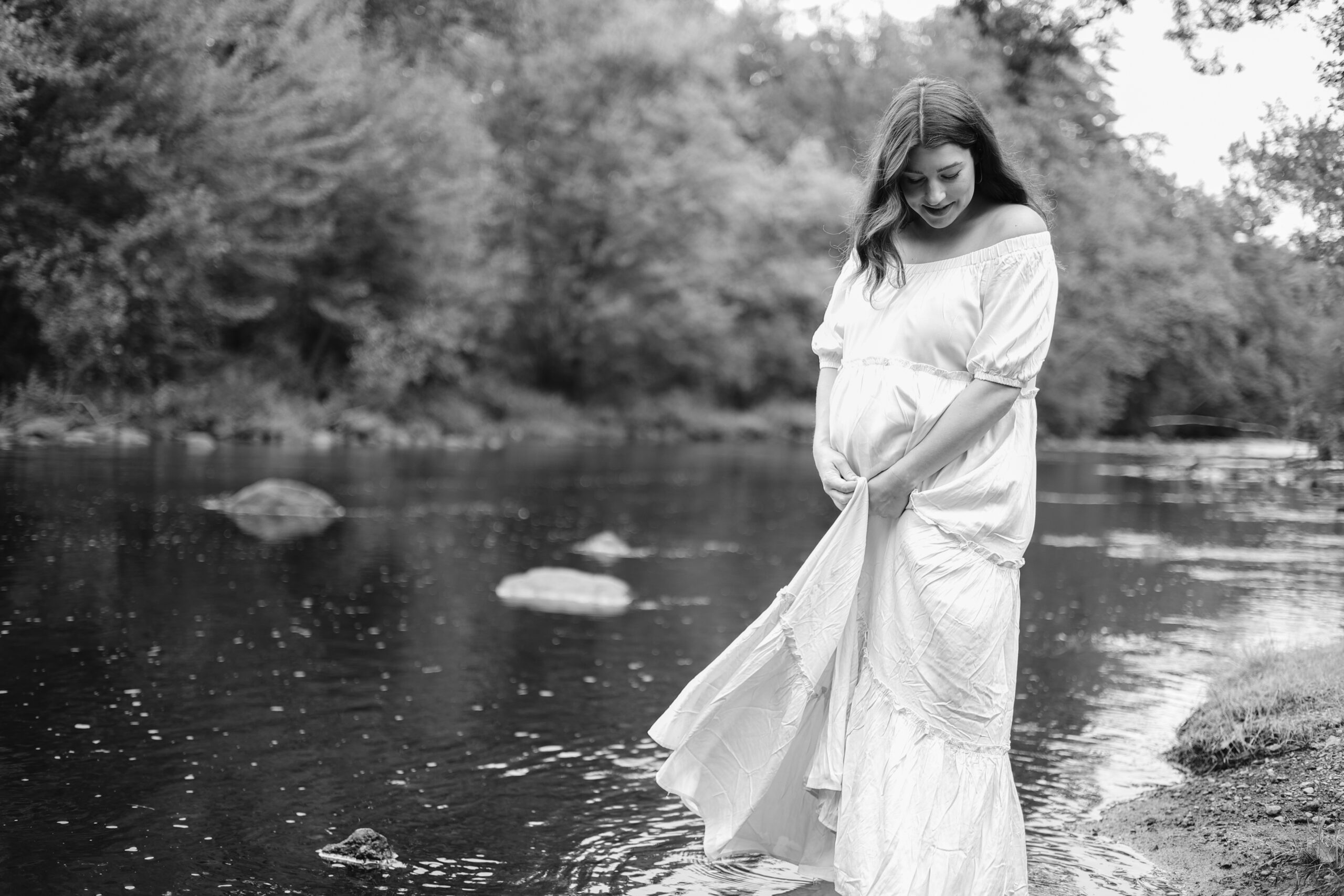 Manchester NH Photographer | Kathleen Jablonski Photography | Pregnant mother splashes in a NH river